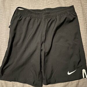 Nike men’s tennis shorts size L